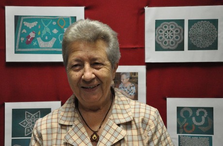 Csipkecsodák a Tolnai utcai könyvtárban - megnyílt Gergő Katalin kiállítása